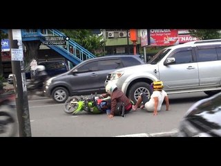 Grogi Melihat Polisi, Ibu ini Malah Tertabrak Mobil - 86