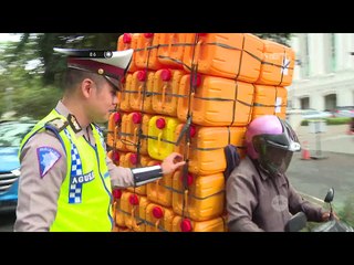 Kesampingkan Keselamatan, Bapak ini Rela Bawa Barang Segunung di Motor - 86