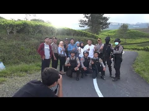 Kebersamaan Foto prewedding di Tengah Petugas Sedang Patroli - 86