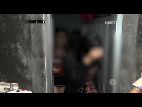 Digerebek Petugas, Wanita-wanita Seksi Ini ngumpet di Toilet - 86
