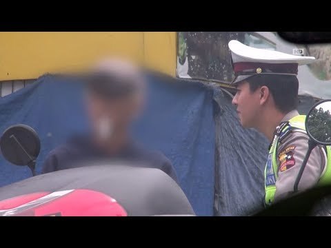 Walaupun Dengan Perasaan Kesal, Pria Ini Rela Motornya Diamankan -86