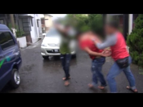Aksi Kabur Salah Satu Pelaku Warnai Penggerebekan Pesta Sabu - 86
