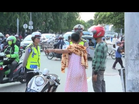 Menerobos Palang Kereta & Tidak Bawa Kelengkapan Surat, Pemuda ini Dibela Ibu-ibu - 86