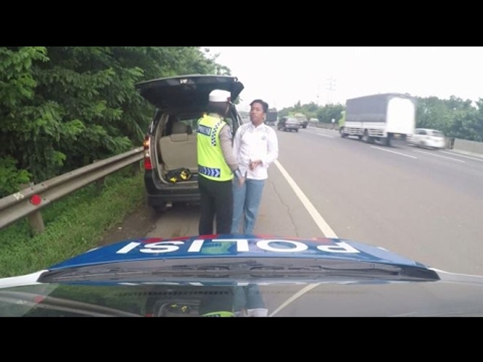 Menunggu  Orangtua di Bahu Jalan, Ternyata Anak ini Masih Berstatus Pelajar - 86