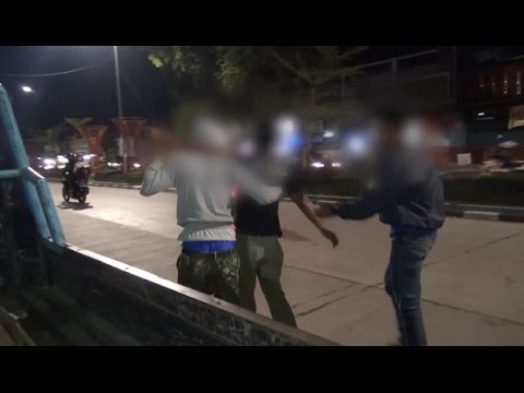 Minum Miras di Pinggir Jalan, Petugas Keamanan Alami Mabuk Berat - 86
