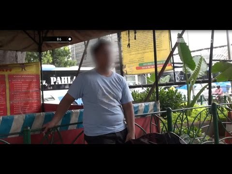 Motornya Ditilang Petugas, Anak ini Tidak Mau Pulang dan Tetap Menunggu - 86