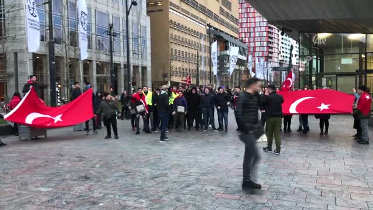 Hollanda'da Yaşayan Türkler, PKK'yı Protesto Etti