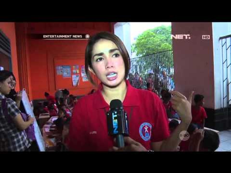 Ussy mengajar bahasa Inggris anak-anak