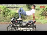 Pria di India menlakukan aksi Yoga di atas motor