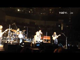 Entertainment News - Vokalis band rock asal Amerika mencukur rambut fansnya
