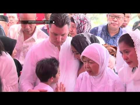 Prosesi Pemakaman Ibunda Maudy Koesnaedi
