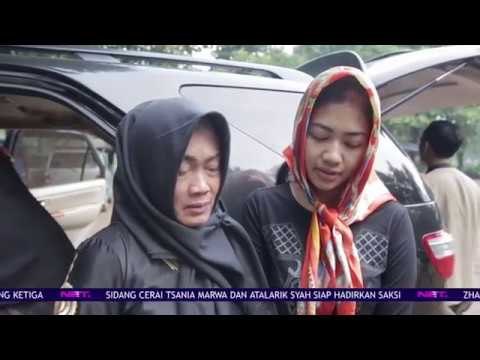 Sang Ibunda Nyekar ke Makam Julia Perez