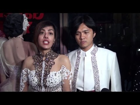 Novita Dewi dan Alex fitting baju pengantin