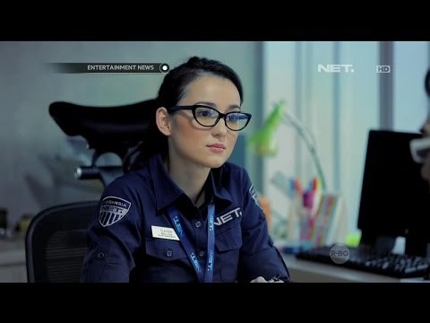 Peran Julie Estelle di Sitkom The East