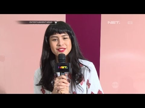 Maudy Ayunda melakukan sesi pemotretan