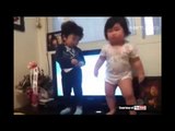 Dua bayi asal Korea menari dengan lincah