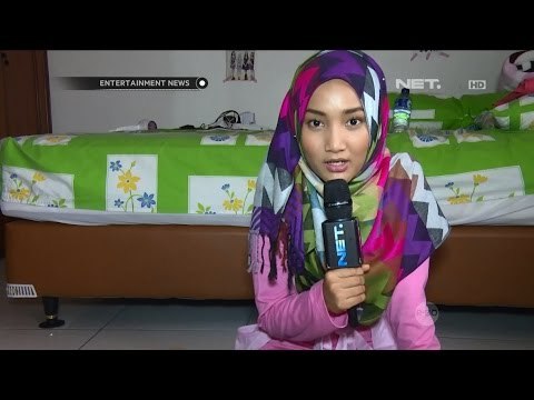Fatin memperlihatkan koleksi make up miliknya