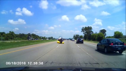 Quand un rouleau tombe devant un motard sur l'autoroute... Chute assurée