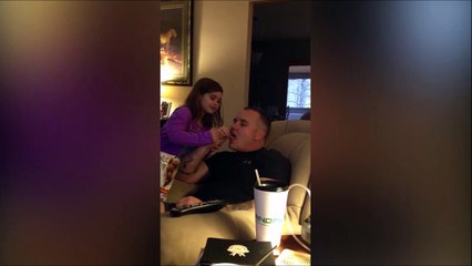 Elle aide son papa somnambule qui mange des chips dans son sommeil... Adorable