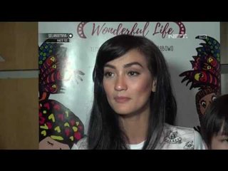Atiqah Hasiholan Antusias Menyaksikan New York Fashion Week