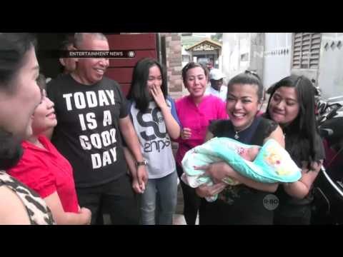 Novita Dewi Pulang dari Rumah Sakit Pasca Melahirkan