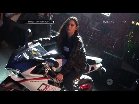 Kia Poetri, Artis Cantik yang Jago Freestyle Motor