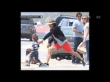 Orlando Bloom bermain dengan anak di pantai