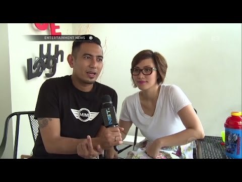 Rio Febrian latihan berenang bersama sang anak