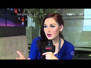 Mona Ratuliu memperlihatkan isi dompetnya