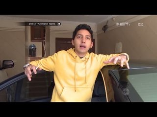 Aron Ashab memperlihatkan mobil barunya
