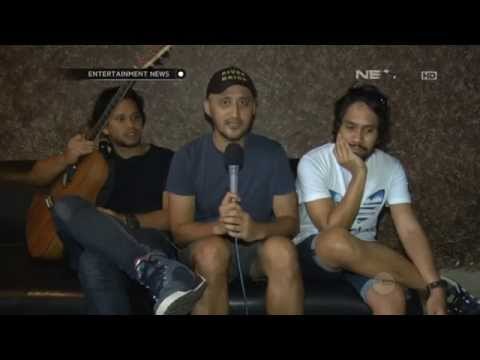 Kegiatan latihan band Alexa di studio musik