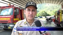 Bomberos realizaron limpieza en carretera hacia Tegucigalpa