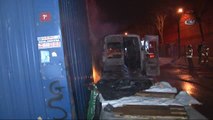 Minibüste Çıkan Yangın Ahşap Malzeme Deposuna Sıçradı... Ahşap Malzeme Deposu Alev Alev Yandı