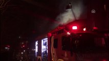Ümraniye'de minibüste başlayıp depoya sıçrayan yangın söndürüldü - İSTANBUL