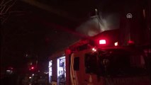 Ümraniye'de Minibüste Başlayıp Depoya Sıçrayan Yangın Söndürüldü