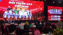 Hoa hậu H'Hen Niê run khi đứng cạnh Xuân Trường và đội U23 Việt Nam
