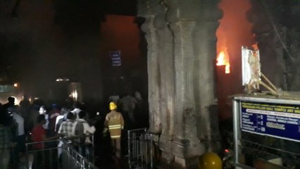 மீனாட்சி அம்மன் கோவிலில் தீ விபத்தில் செத்து மடிந்த புறாக்கள் | Oneindia Tamil