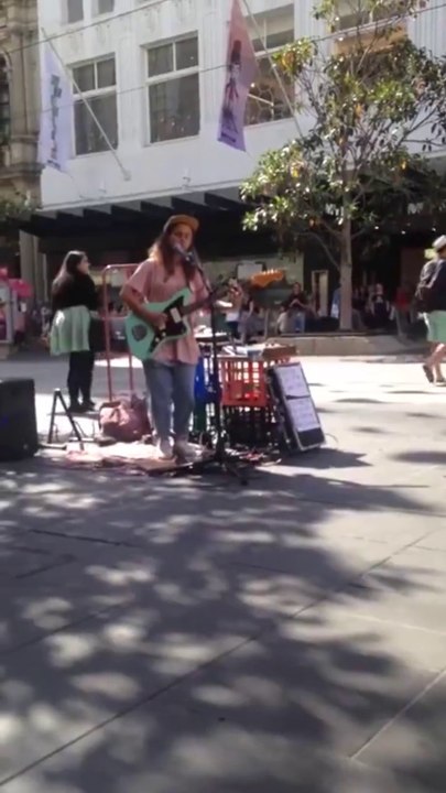 Quand tu croises un musicien de rue plus talentueux que la plupart des artistes en radio