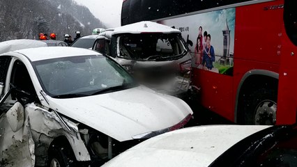 정선서 눈길 차량 14대 추돌...14명 다쳐 / YTN