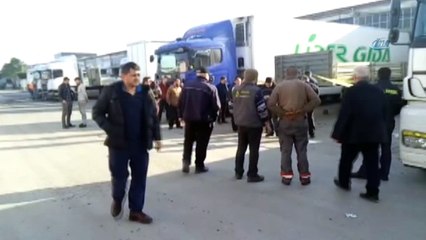 Tırın dorsesi ile lastiğin arasına sıkışan Iraklı genç feci şekilde can verdi