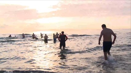 هذا الصباح-تونسيون يمارسون السباحة بالبحر خلال الشتاء