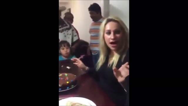 Elle se fait péter le nez à son anniversaire... super les potes