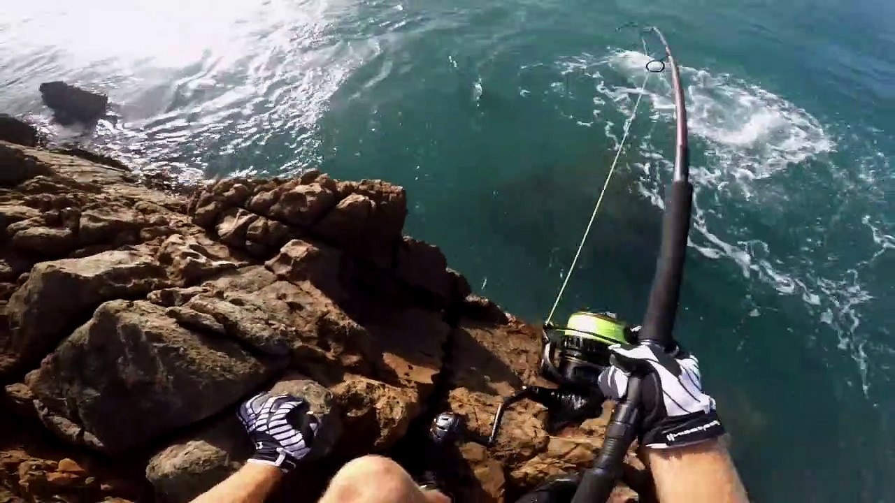 Enorme sensation pour ce pecheur qui essaie d'attraper un énorme poisson