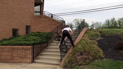 Saut raté en BMX il s'empale l'entre jambe sur une rambarde !