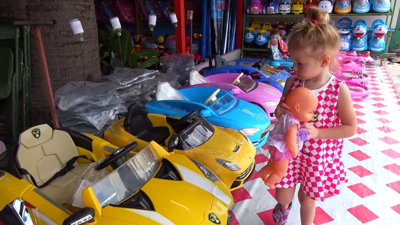 Baby rides and plays at the zoo Funny video for kids