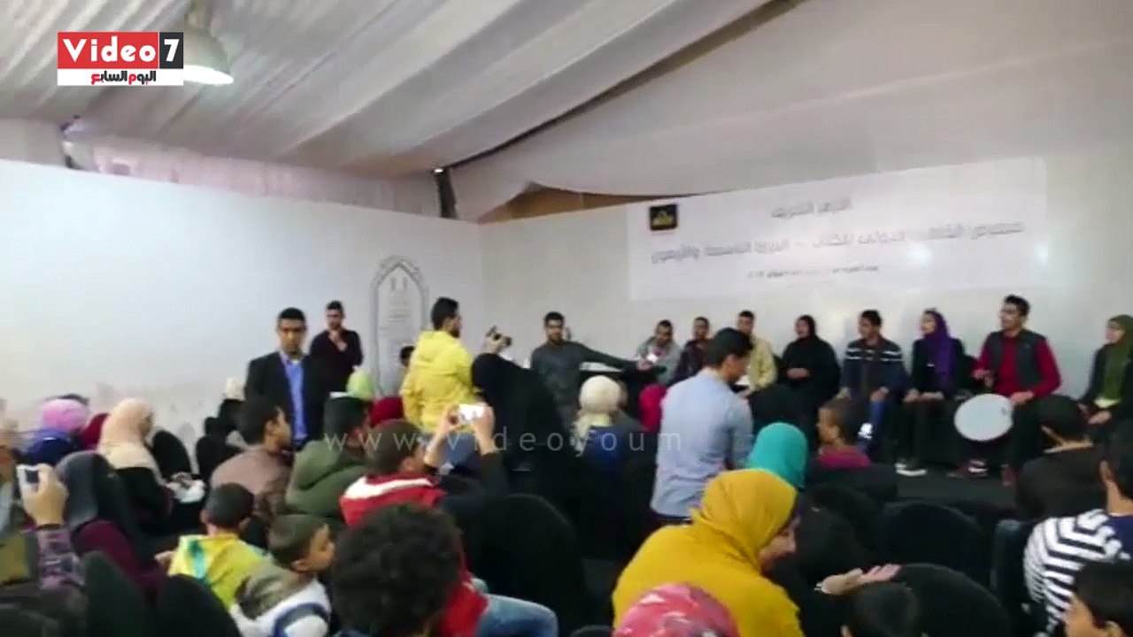 فرقة دينية تنشد " قمر سيدنا النبى " على مسرح معرض القاهرة للكتاب فى يومه الثامن
