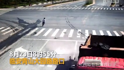 Motociclista  evita ser atropellado por camión con gran habilidad