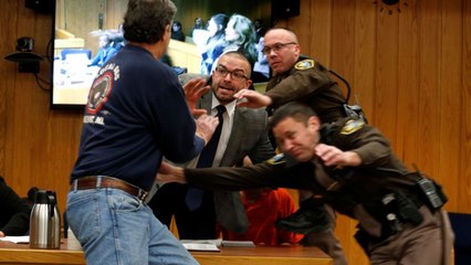 Un père essaie d'attaquer Larry Nassar en plein tribunal