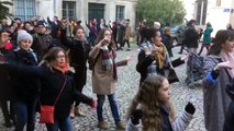 Avignon :  la déambulation dansée dans les rues pour l'ouverture des 