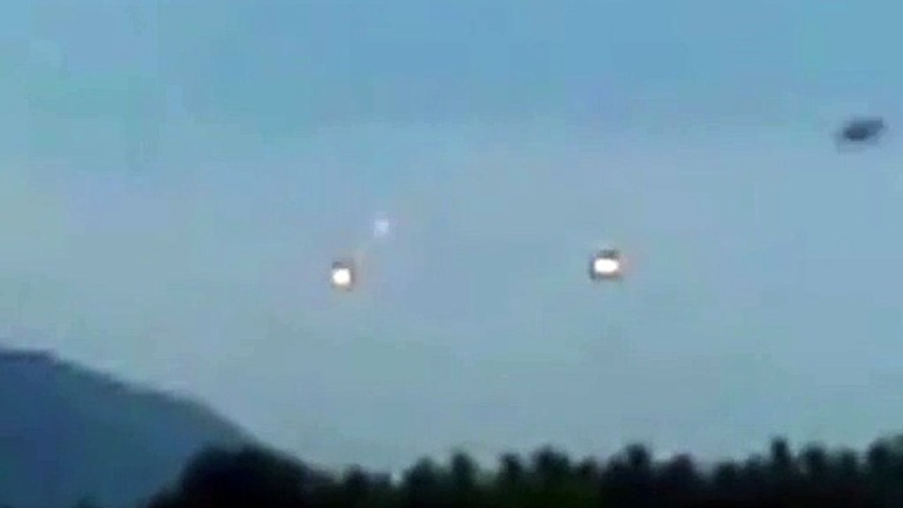 Avistan OVNIS en formación en La India